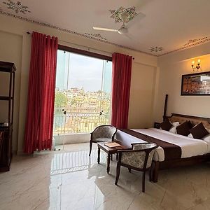 Dera Pichola- A Lake Facing Boutique Hotel